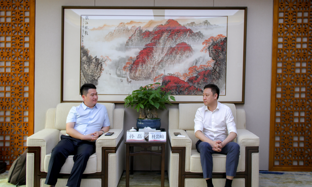 西安投資控股黨委書記、董事長(zhǎng)杜巖岫會(huì)見西南證券江蘇分公司副總經(jīng)理一行